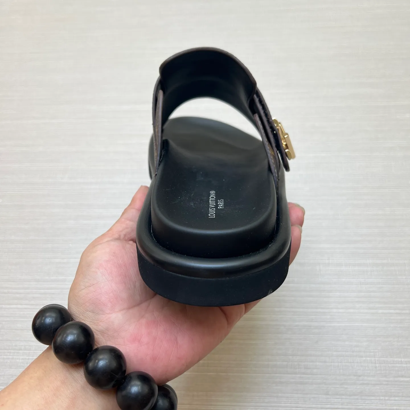 Factory price: 360💰【LOUIS VUITTON】Louis Vuitton, LV printing, men's and women's slippers are on the market, drawer box packaging with cloth bag, card, the upper pattern looks very soft and waxy, super versatile leg slimming artifact. Fabric: imported denim/canvas/old fabric, LV hardware LOGO, official website pattern printing, comfortable to wear, foot pads: high elastic men's shoes💰U water table. Sole: foam sole, heel height: about 5cm. Code number: 35-46, 35, 45, 46 are custom-made and non-returnable. Color: multiple colors and styles available.